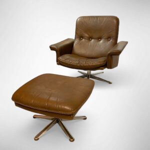 Leren draaifauteuil en voetenbank van ontwerper Fredrik Kayser