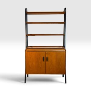 Teak boekenkast uit de jaren ’50/’60 met zwart afgewerkte zijkanten.